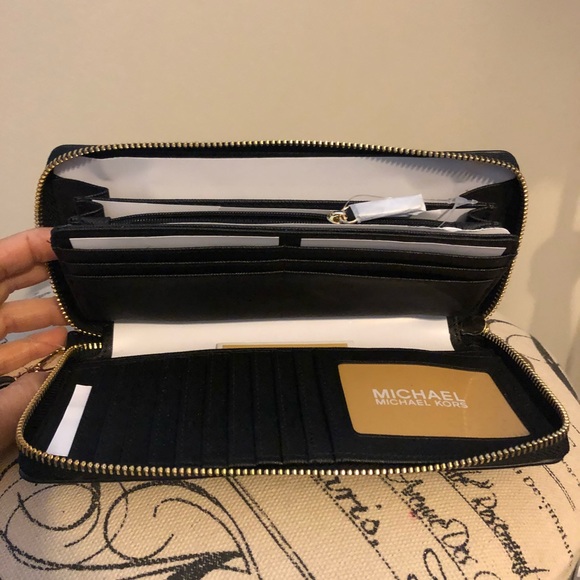 FLASH SALE!!Authentic Michael Kors wristlet/large - Picture 2 of 3